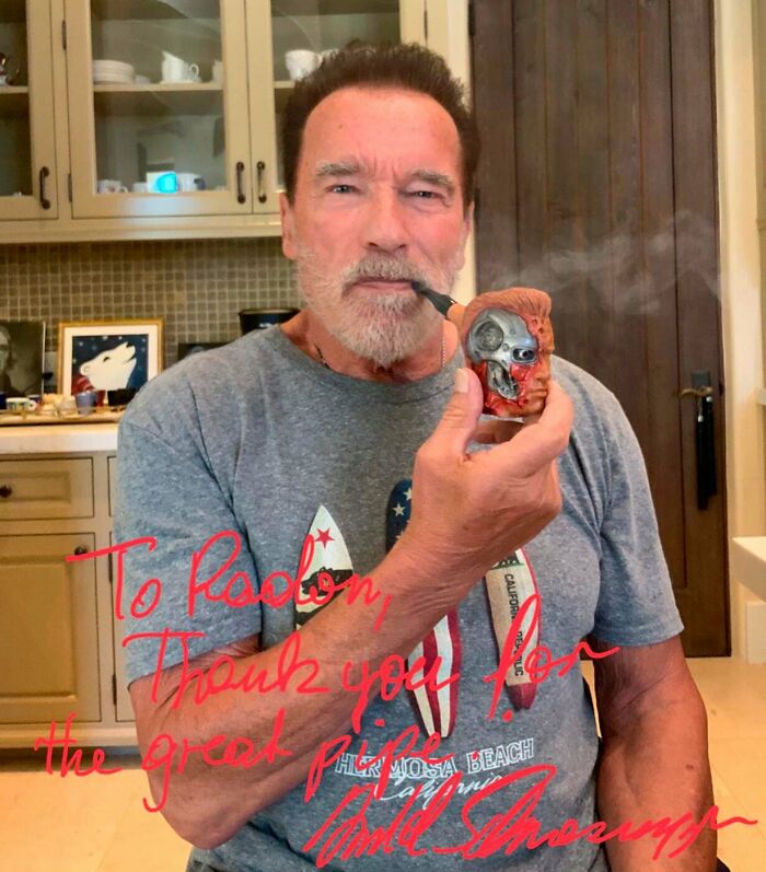 Tallé y regalé la "pipa Terminator" a Arnold en su cumpleaños y me envió una foto
