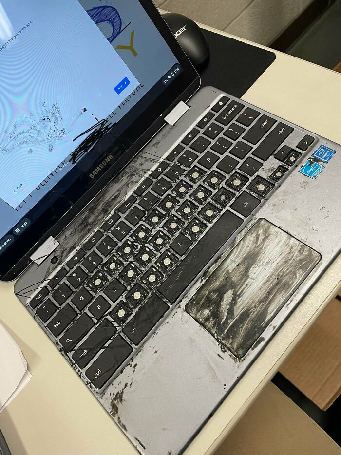 Una estudiante derramó esmalte de uñas en el ordenador. La madre trató de limpiarlo y lavó 26 teclas