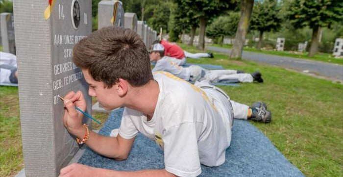 These Belgian Kids Are Doing A Restoration On The Graves Of WW1 Soldiers