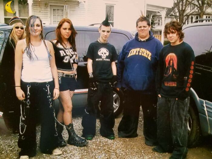 Yo y mis amigos antes de un concierto de Disturbed en 2006. Somos tan geniales posando delante de mamá y la furgoneta