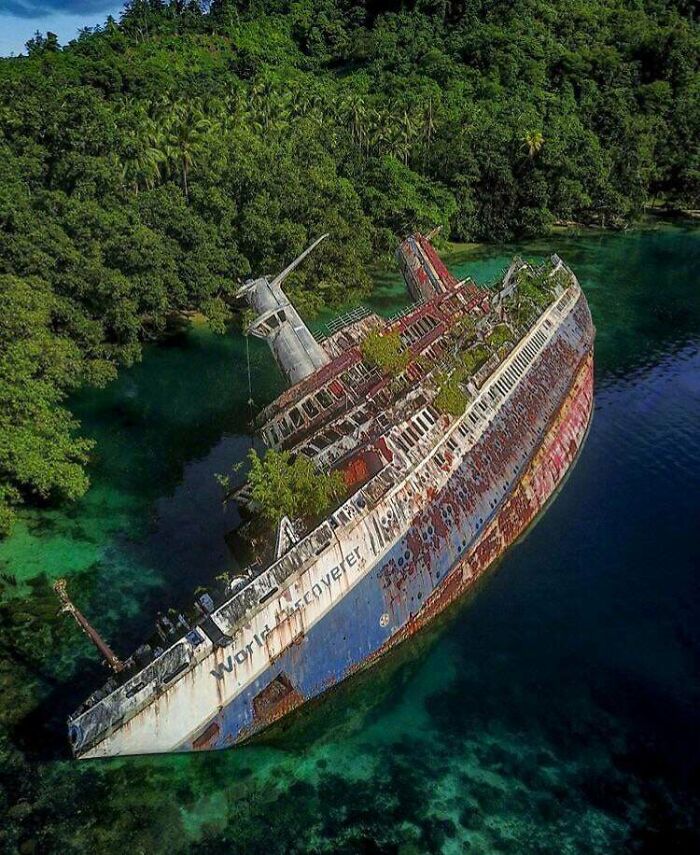 Ms World Discoverer Was A German Expedition Cruise Ship. It Hit A Uncharted Reef In The Sandfly Passage, Solomon Islands 29. April 2000