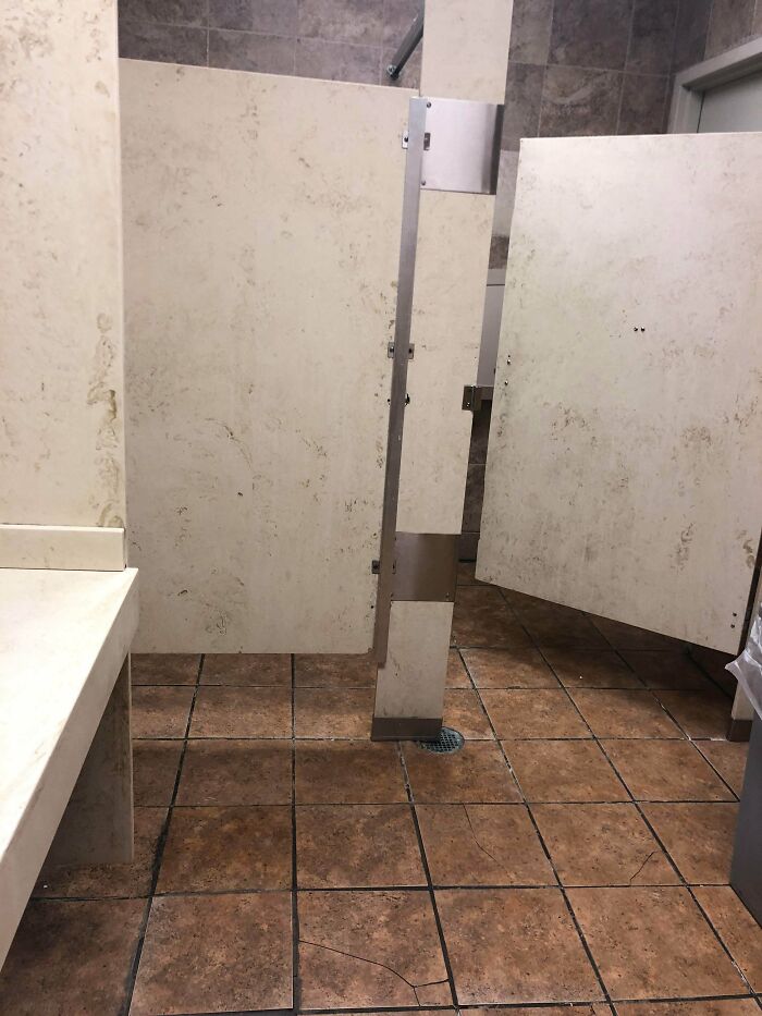 Al entrar en este cuarto de baño en el supermercado estaba inicialmente disgustado por la suciedad y la falta de limpieza hasta que al mirar de cerca descubrí que fue diseñado de esta manera