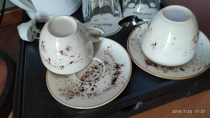 El Hotel Star tiene estas tazas de café de aspecto "limpio"