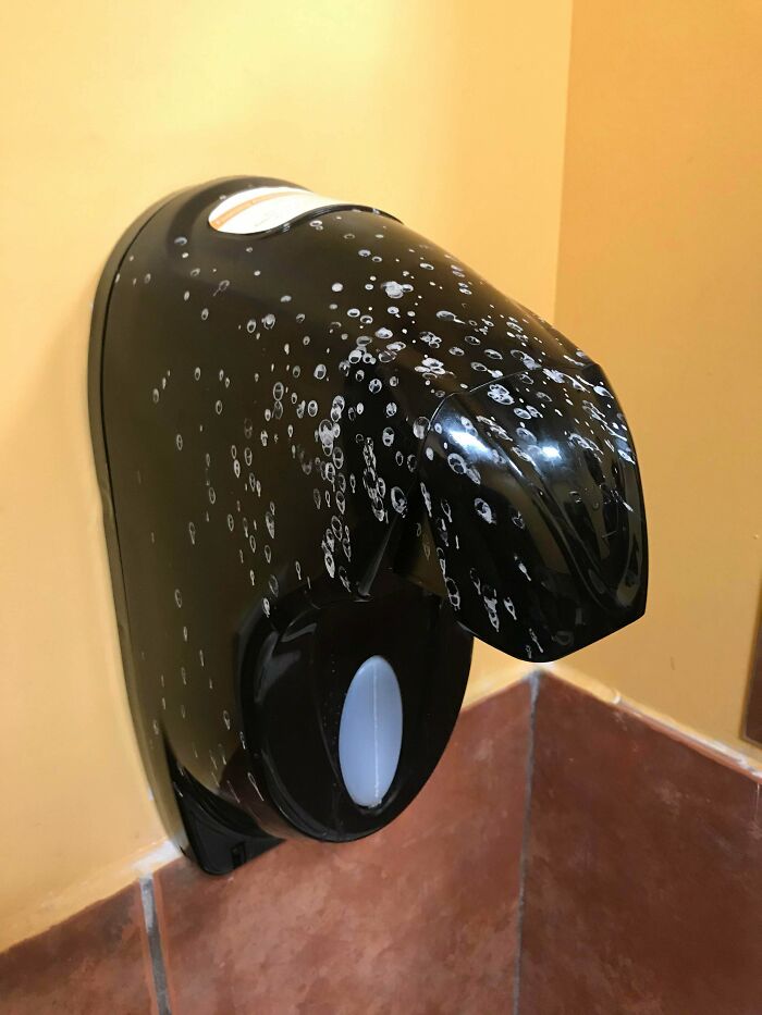 These Painted “Soap Bubbles” Just Make It Look Like The Soap Dispenser Is Dirty