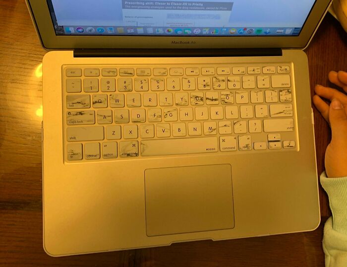 Esta cubierta de teclado se supone que debe parecer mármol, pero sólo parece sucia