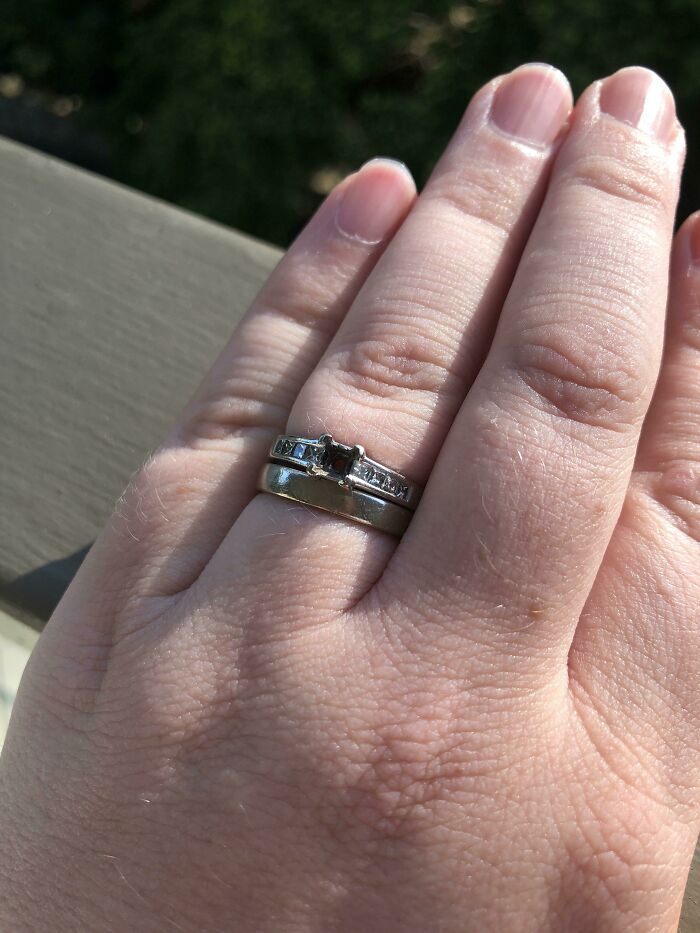 El diamante de mi anillo se ha caído hoy. Venía con una garantía de fabricación de 10 años. Ayer fue nuestro décimo aniversario de boda
