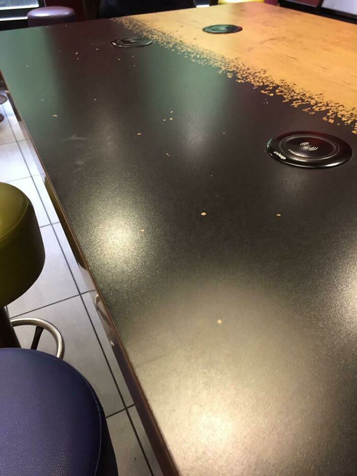 La mesa limpia parece estar cubierta de migas