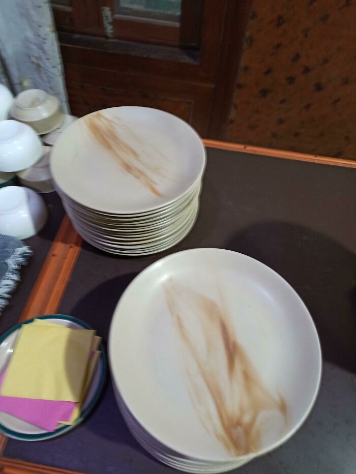These Plates That Look Like Someone Smeared Poop On Them