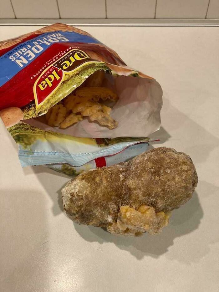 Mi madre encontró una patata entera en una bolsa de papas fritas