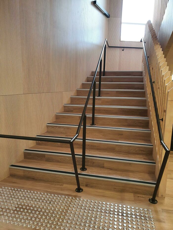 La nueva escalera en mi escuela