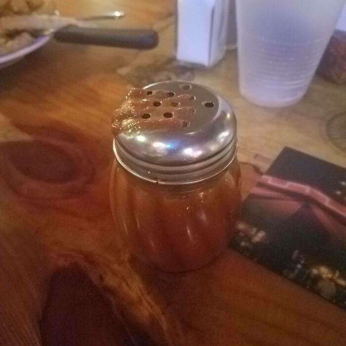 Este restaurante de barbacoa sirve su salsa de la casa en un tarro de especias y es horrible