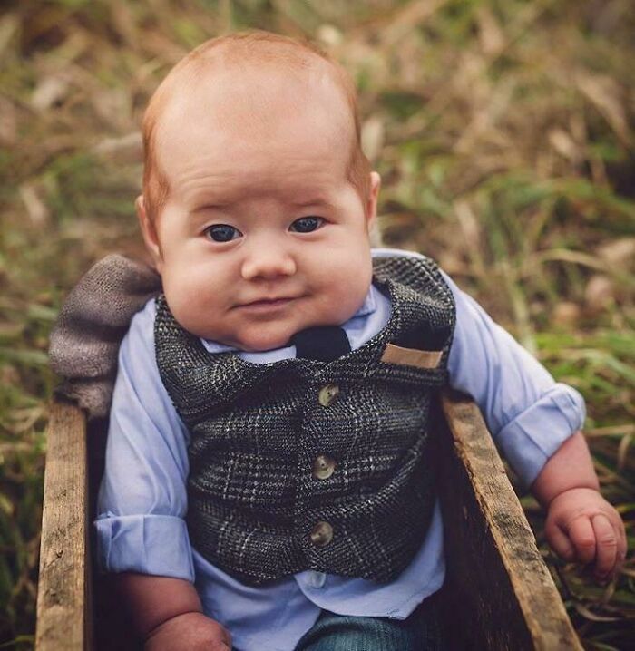 Este bebé parece estar listo para servirte una pinta en su pub