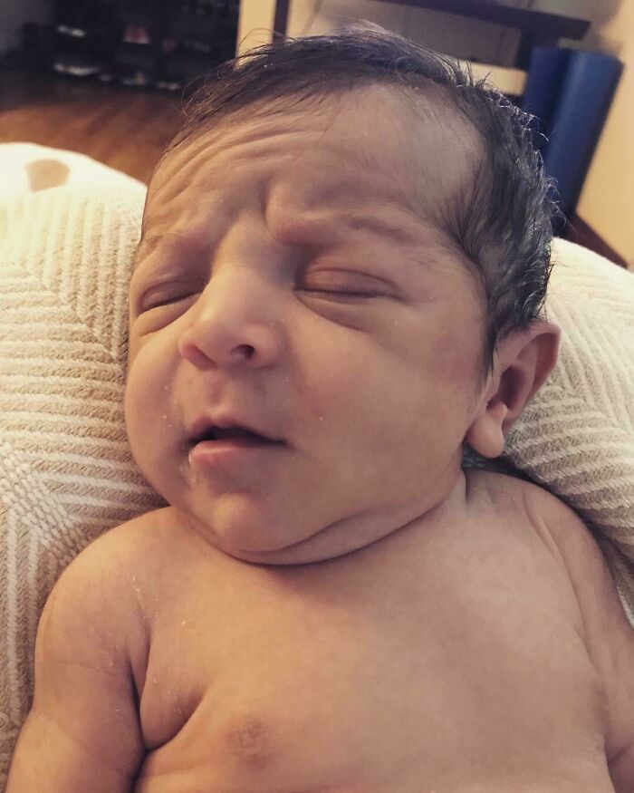 Foto del recién nacido de mi amigo. Este bebé definitivamente ha pasado por un infierno