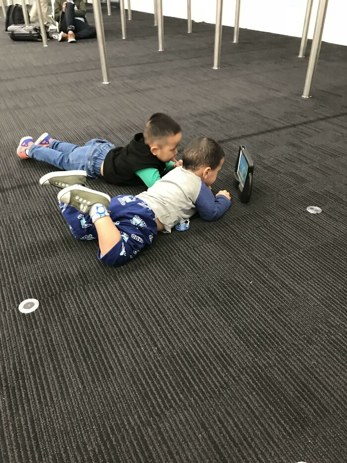 Son Made A Friend At An Airport. They Don’t Speak The Same Language But They Can Co-Exist Nicely