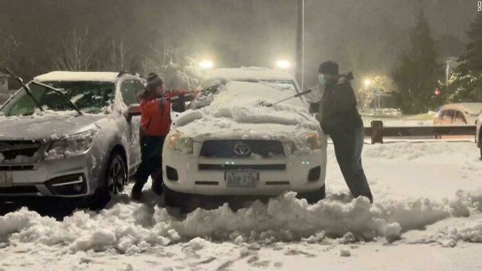 Un niño de 10 años y un amigo de la familia limpiaron la nieve de los coches de 80 trabajadores del hospital durante la tormenta