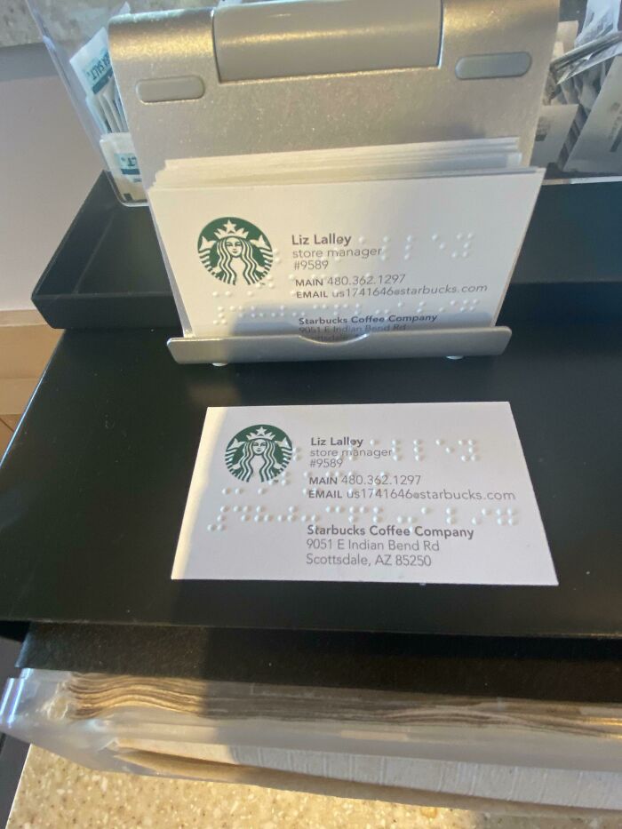 ¡Estas tarjetas de visita tienen braille además de texto impreso!