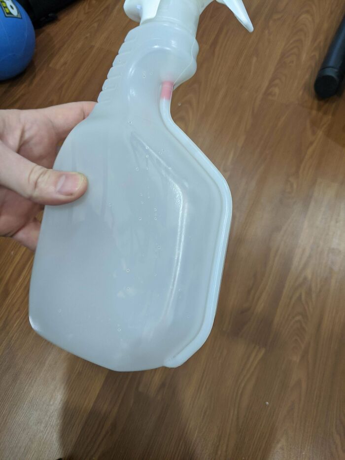 Esta botella que está diseñada para utilizar todo el líquido que contiene