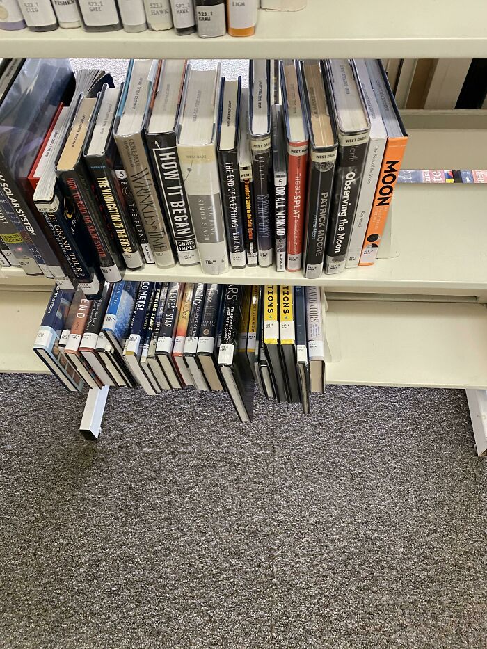 Los libros de la parte inferior están volteados en un ángulo de manera que no tienes que agacharte para verlos