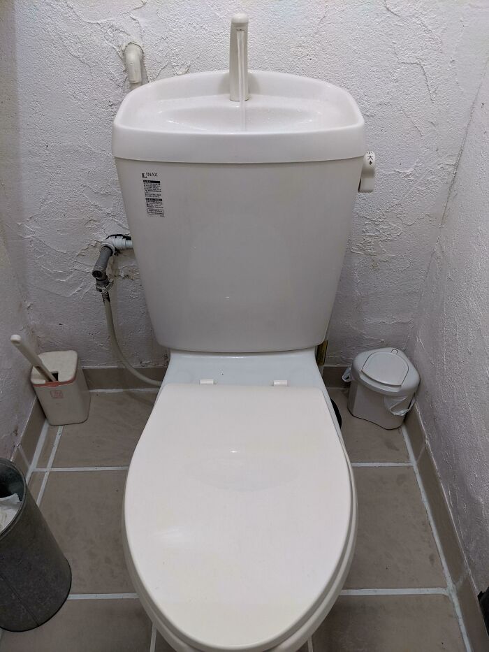 La cisterna de este inodoro se llena con un grifo y un fregadero para que puedas lavarte las manos sin desperdiciar más agua