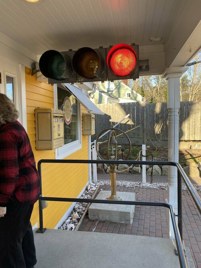 This Cafe Uses A Traffic Light To Let You Know When It’s Okay To Enter (For Covid Social Distancing)