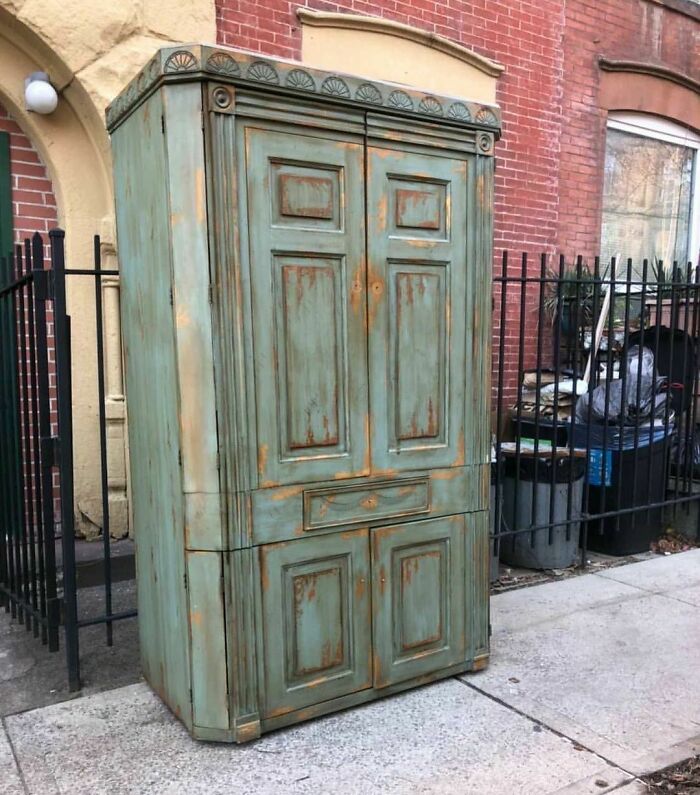 Well Damn. Is It Weird I’m Half Expectating To Open This And Have It Be A Magical Portal? Corner Of 6th Ave And 12th St In Park Slope!