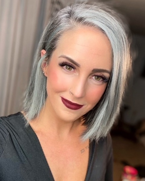 “Three Years Ago I Had To Get A Bone Marrow Transplant And Decided To Let My Hair Come In Naturally. I’ve Actually Been Going Great Since I Was 15 But Over The Last 10 To 15 Years I Have Been Dying My Hair. Since Gray Is Such A Fashion Statement Now, I Get A Lot Of Questions From People Asking If I Get My Hair Done When The Reality Is All I Do Is Take Good Care Of My Natural Gray Hair.”
@lecshac #grombre #gogrombre #grombabe
