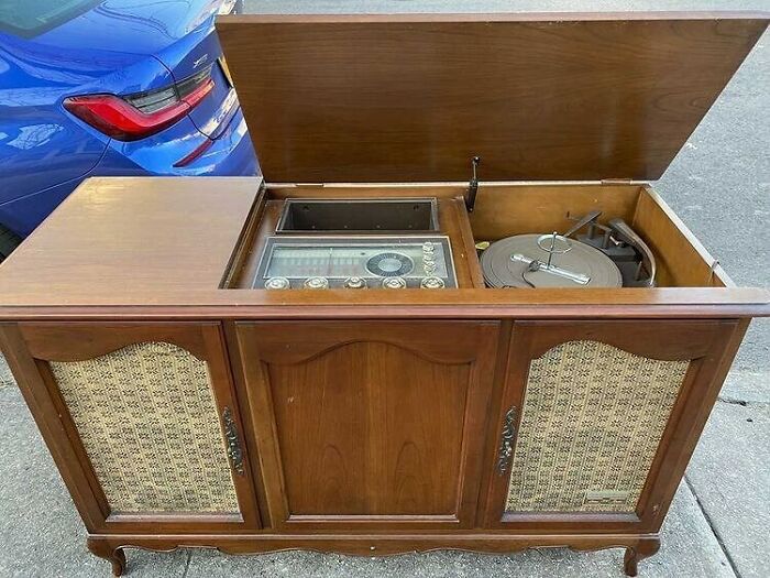 You Guyssss. Run For This Beauty!! Going Out Now In Ozone Park. 94th Street Between 101 And 103 Avenue. Record Player Works And Makes A Nice Console Table When Closed 