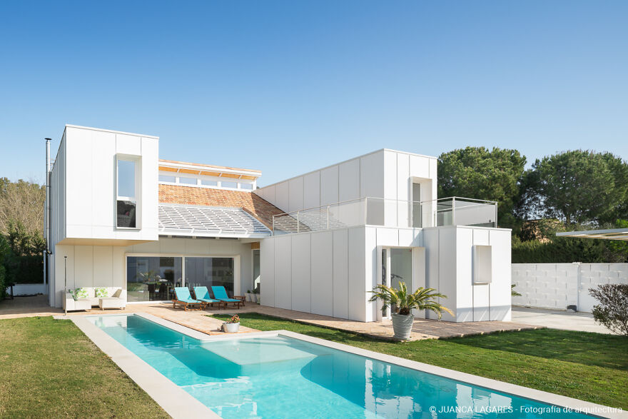 An Incredible Family House In Sevilla Made Of Recycled Shipping Containers