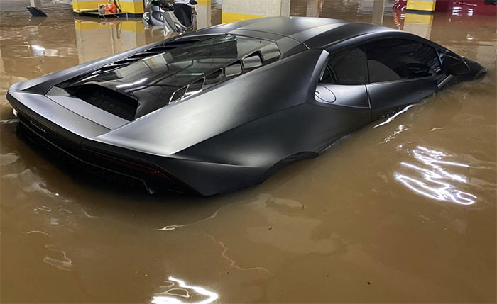 Lamborghini Huracan inundado debido a la lluvia en São Paulo. No estaba asegurado