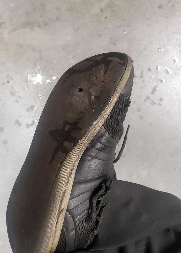 Así que descubrí que mis zapatos tienen un agujero en el lavabo del trabajo