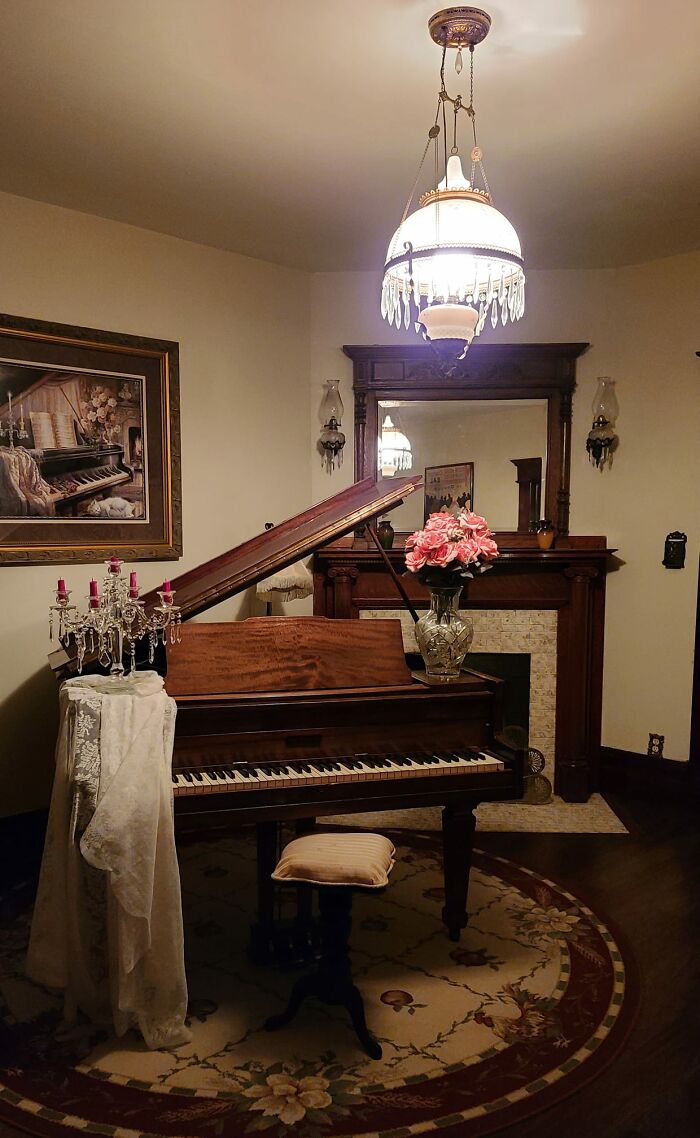 Conseguí este piano gratis en el granero de un amigo cuando estaba en la escuela secundaria, fue construido en 1920 y estaba lleno de ratones y cayéndose a pedazos