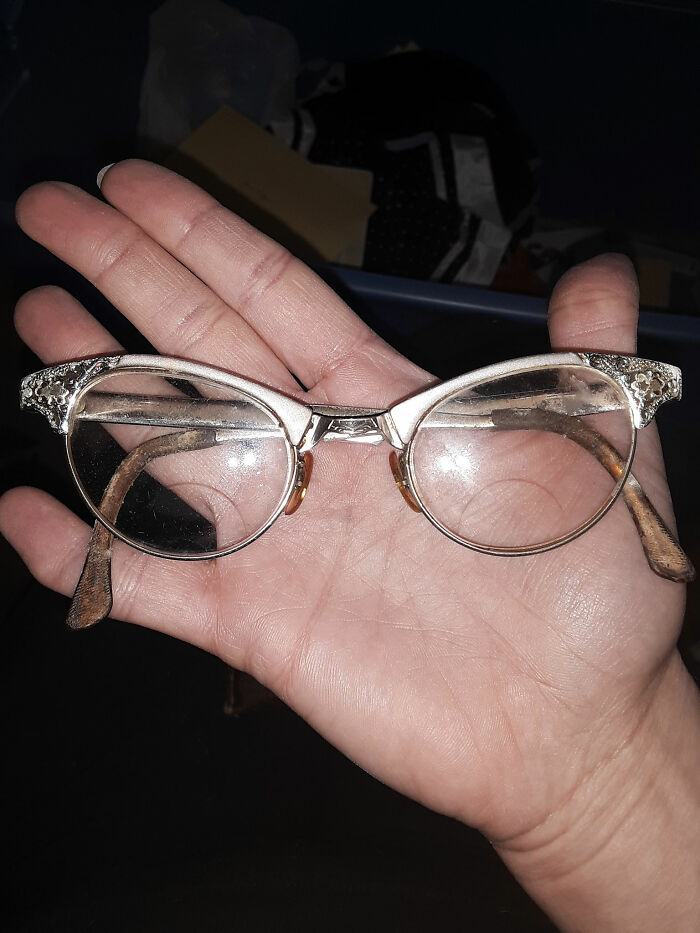 Sé que no es una cosa de tienda de segunda mano, pero, estas eran las gafas de mi bisabuela. No tengo ni idea de cuántos años tienen, pero siempre las he amado. ¡Disfrutad!