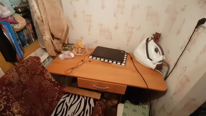 This Russian Guy Lives In An Apartment That Costs $100/Month And Here's What It Looks Like