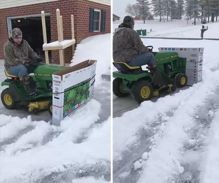Retirando la nieve con una caja de cartón de una tele