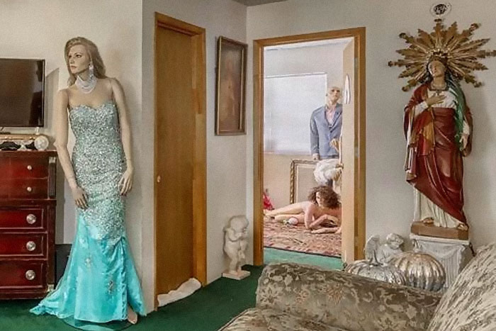Ordinary-Looking House For Sale For $650,000 Has People Really Talking About What The Hell Is Going On In The Photos