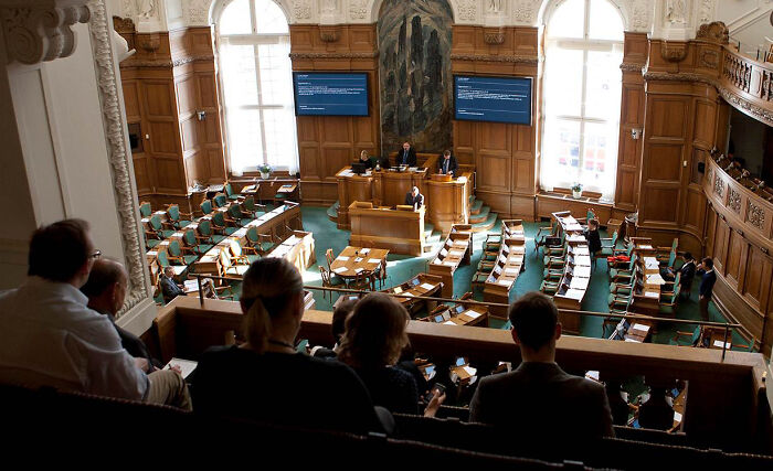 Person Compares The Danish Parliament To The US Congress, Illustrates How Different These Two Are
