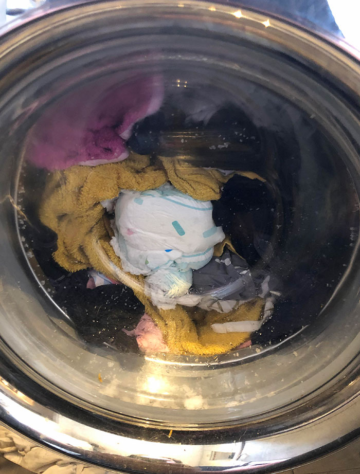 De alguna manera echamos un pañal sucio en la lavadora esta mañana