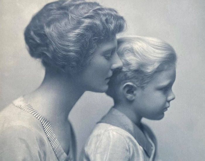Guy Posts A 100 Y.O. Photograph That Reveals The History Of A Lesbian Relationship In His Family