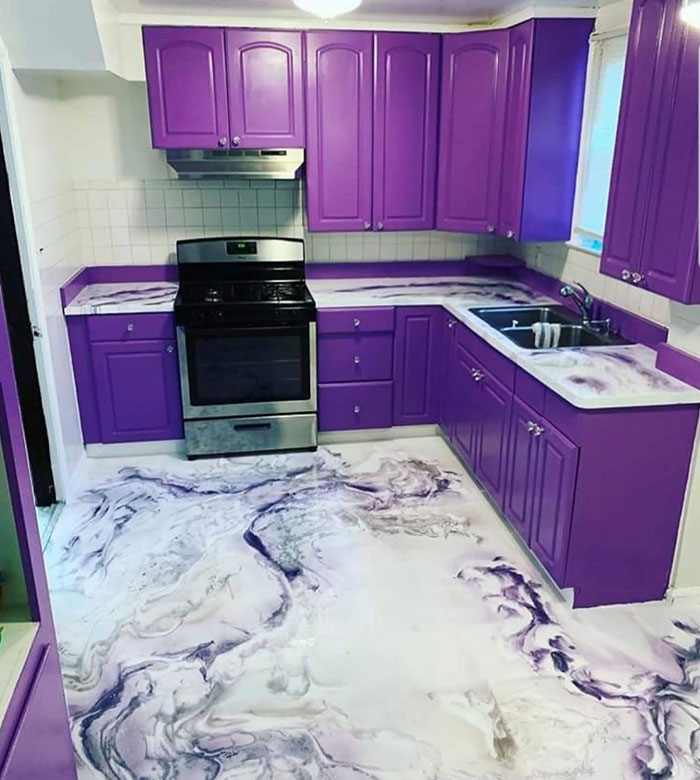 Bonito trabajo de pintura en los armarios, pero ¿por qué el color púrpura?