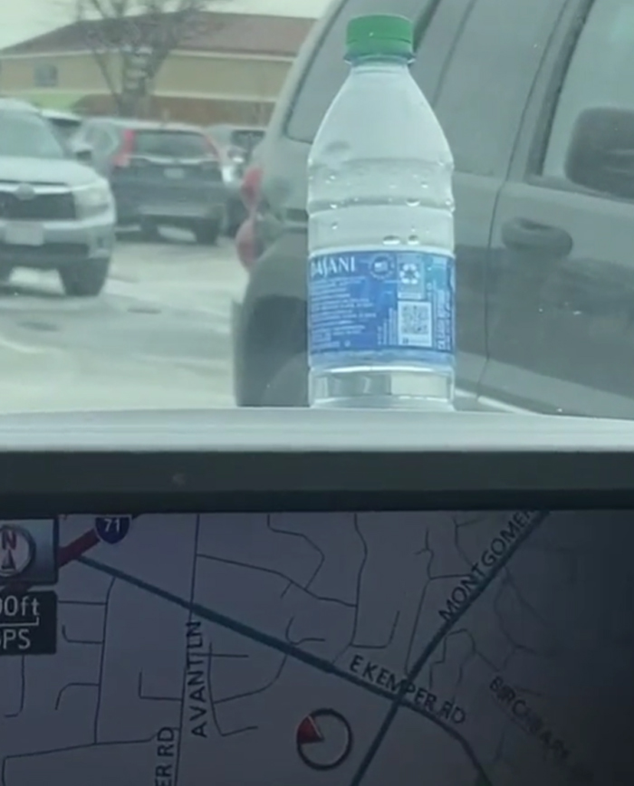 Esta mujer grabó a un desconocido dejando una botella de agua sobre su coche, y otra mujer le explica que es una táctica usada por los traficantes de personas