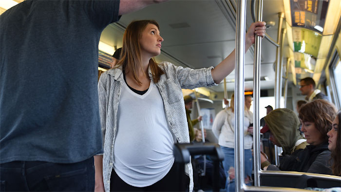 Este hombre comparte sus razones para negarse a ceder el asiento del autobús a una embarazada, pero la gente no está convencida
