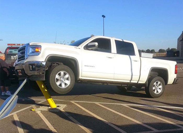 This Pole In A Walmart Parking Lot Causes So Many Car Accidents, There’s A Whole Facebook Page Dedicated To It (14 Pics)