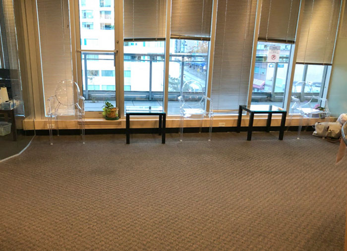 Las sillas que te esperan en la recepción de la Clínica Oftalmológica Láser