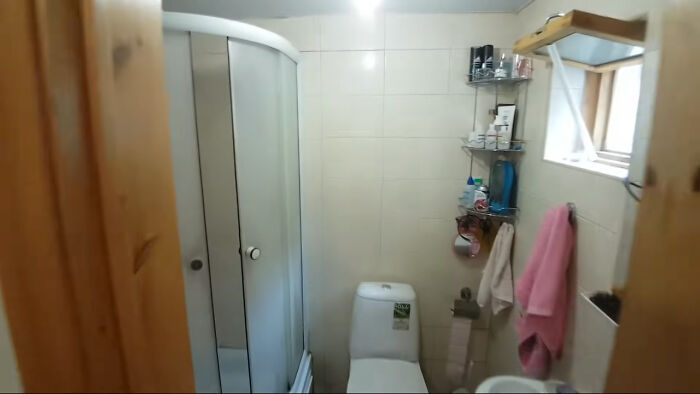 This Russian Guy Lives In An Apartment That Costs $100/Month And Here's What It Looks Like