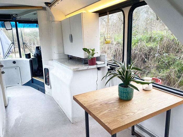 Esta pareja compró un autobús londinense de 2 pisos y lo convirtieron en un hogar de ensueño con chimenea, bañera, y sin hipoteca