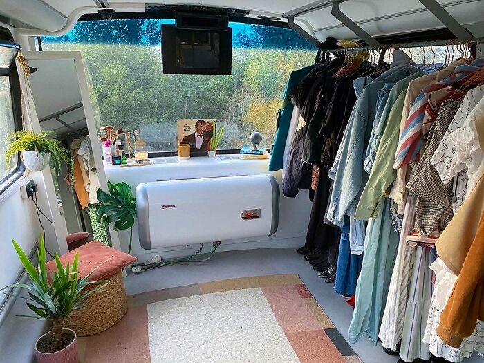 Esta pareja compró un autobús londinense de 2 pisos y lo convirtieron en un hogar de ensueño con chimenea, bañera, y sin hipoteca