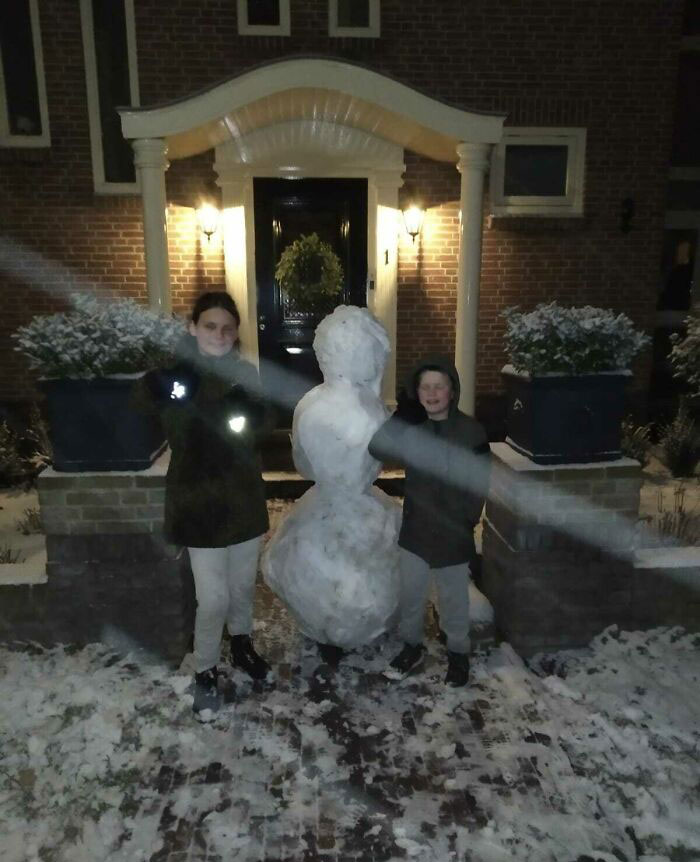 These Random Kids Showed Up With Their Dad And Made A Snowman For Us
