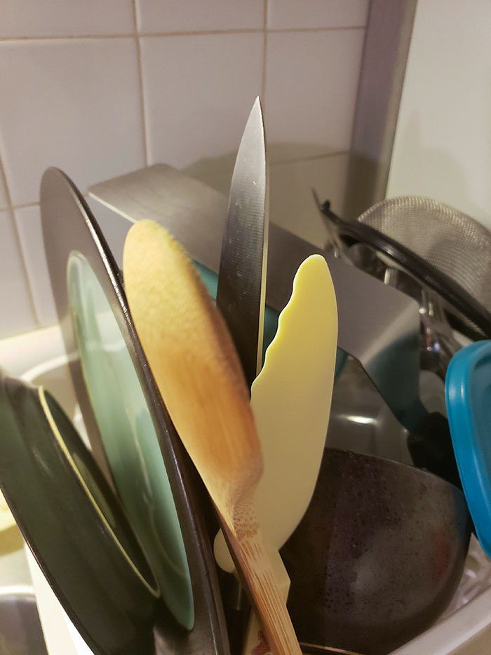 This Is How My Mom Puts The Knives Away In The Drying Rack