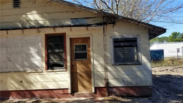 House Listing Of "The Worst House On The Street" Goes Viral For Its Hilarious Commentary
