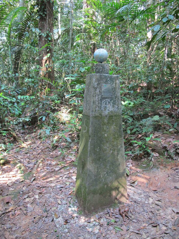 Mientras caminábamos por un sendero aislado de la selva en el Amazonas, nos encontramos con este poste que marcaba el Ecuador